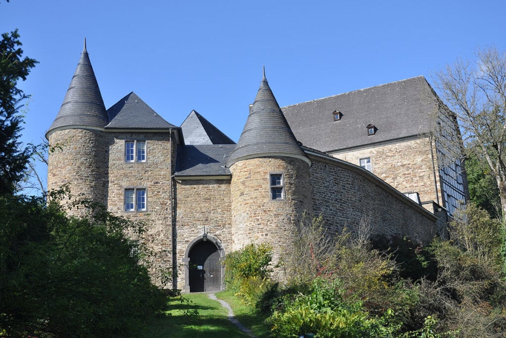 Historische Burg mit Rundtürmen und Torbogen