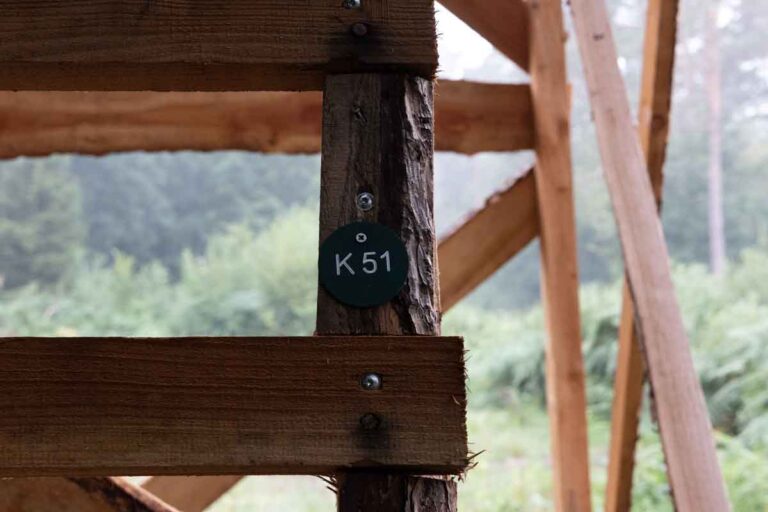 Hochsitz mit Plakette