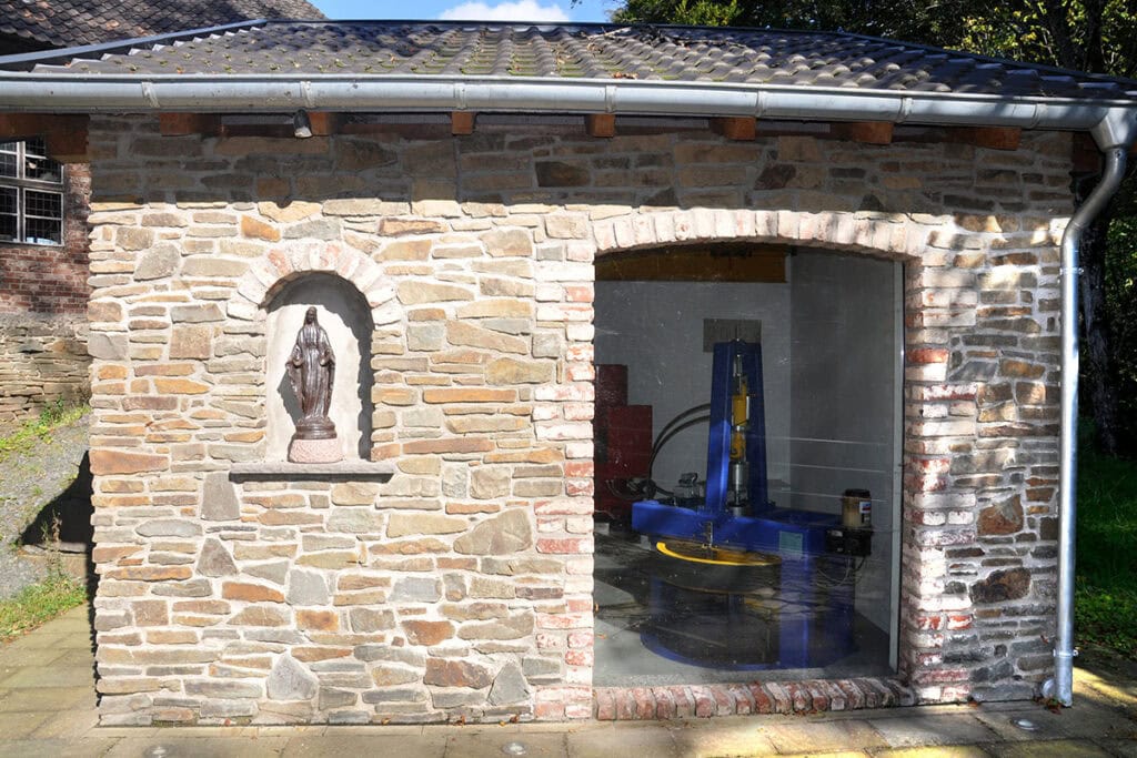 Steingebäude mit Marienstatue und Maschinenraum