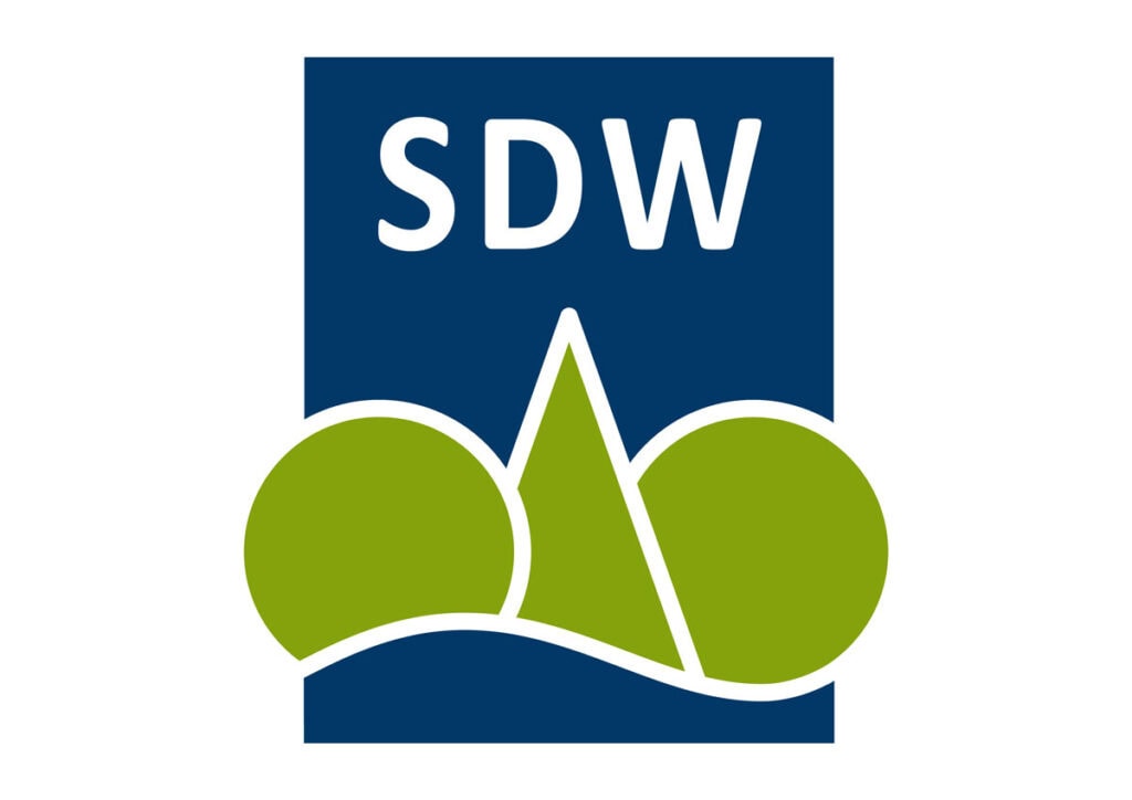 SDW Logo mit grünen Hügeln und Welle